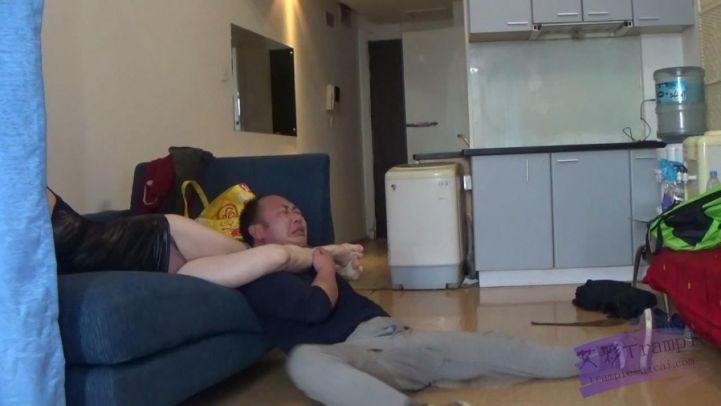 莉莉漆皮短裙金九虐打出血 莉莉漆皮短裙金九虐打出血