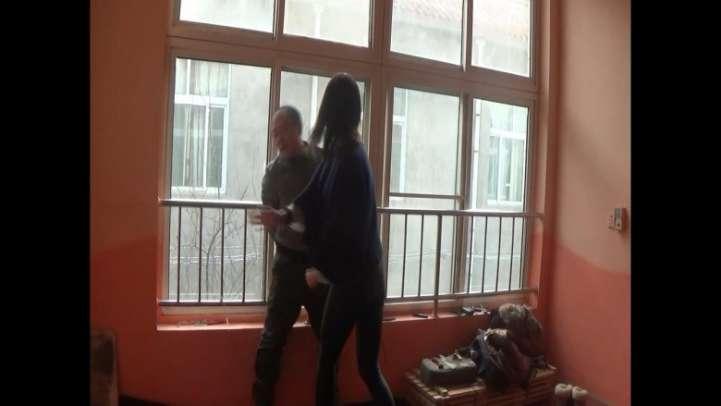 组织女打手吊打逃跑者