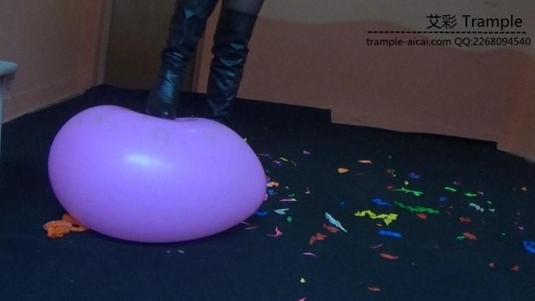 黑丝靴子踩气球2
