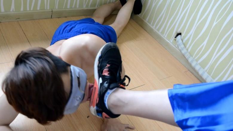 『奴隶岛』—靴下的威严