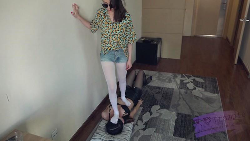 『小妮女女』无情践踏女M，纯虐，胸踩憋，脸变形