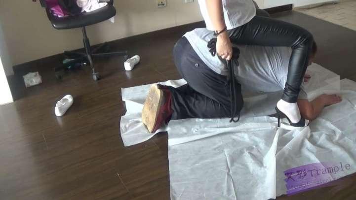 女生骑乘白袜玩脸.