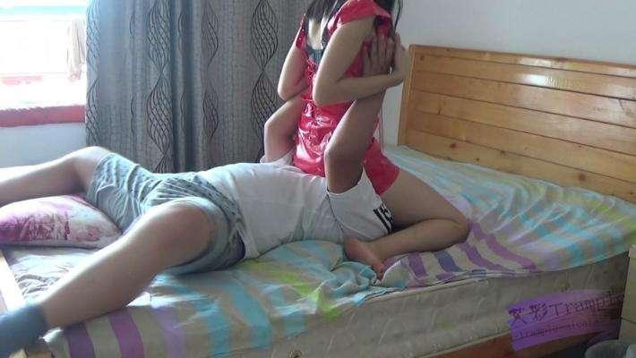 小薇美腿踩踏绞杀关节技坐脸