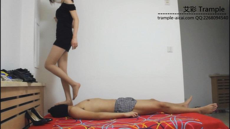 按摩院说服技师踩踏自己