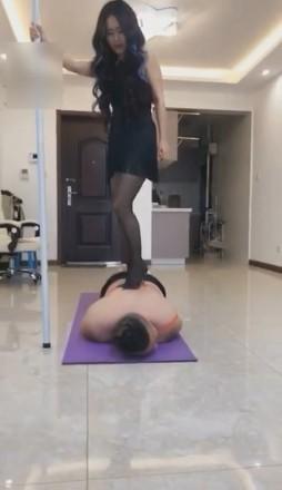 冷柔重度虐乳踩踏