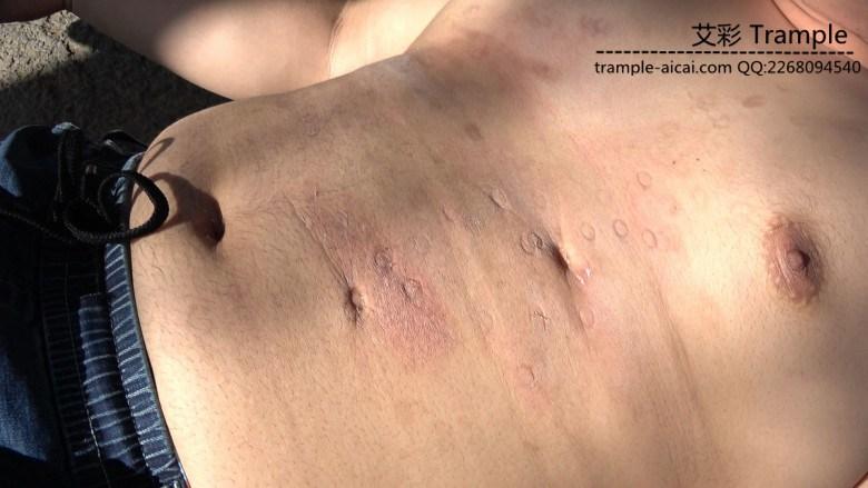 变态司机花光工资让拜金女羞辱