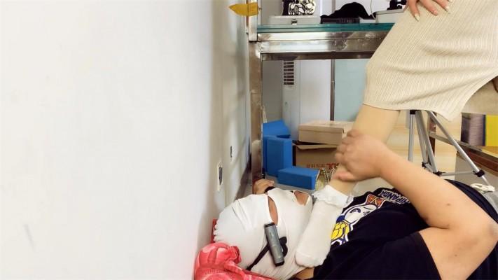 【婧児小主】晓G帆布鞋脏白袜踩头踩脖子 踩踹审讯最后裁断囚犯脖子! YC-220516-4 【婧児小主】晓G帆布鞋脏白袜踩头踩脖子 踩踹审讯最后裁断囚犯脖子! YC-220516-4