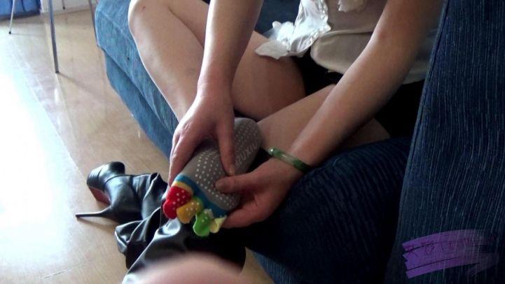 玥玥过膝黑色高筒靴扭伤按摩