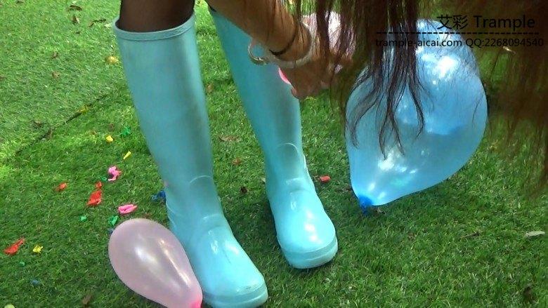 黑丝运动鞋雨靴踩气球