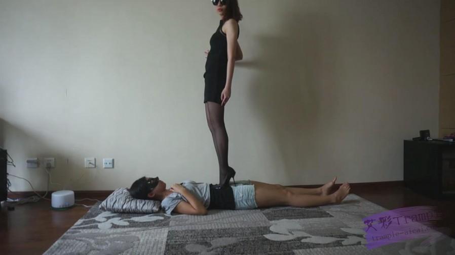 『小妮女女』黑丝高跟调教女M舔鞋,全体重细跟践踏，蹂躏下体。