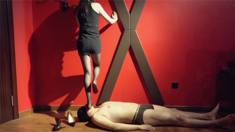 黑丝高跟残忍践踏+调教