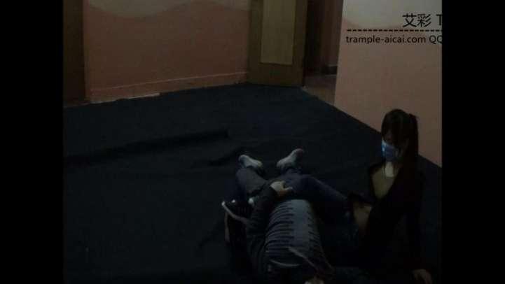 女特工宰杀暴徒。