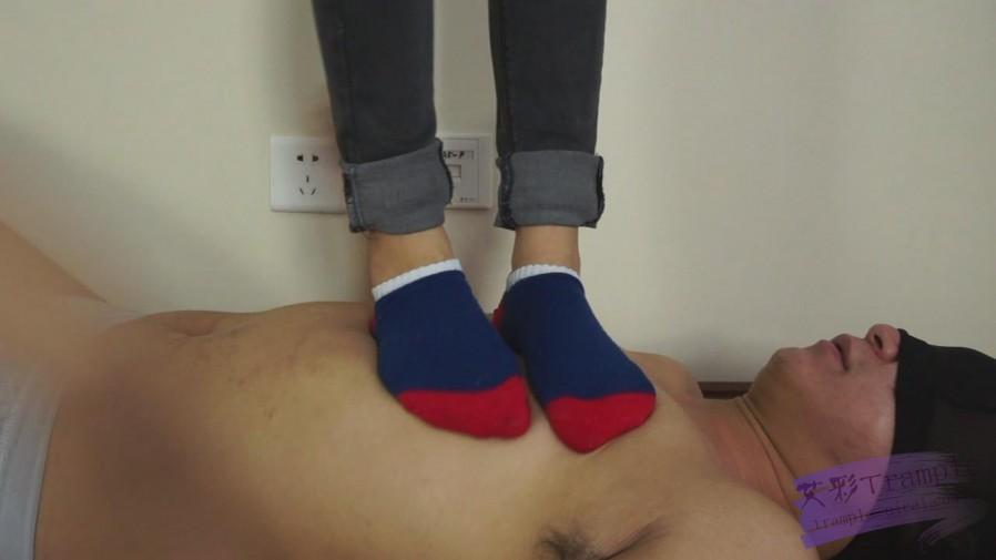 美女原味皮鞋+原味袜子踩踏,舔脏鞋子,闻臭袜子 美女原味皮鞋+原味袜子踩踏,舔脏鞋子,闻臭袜子