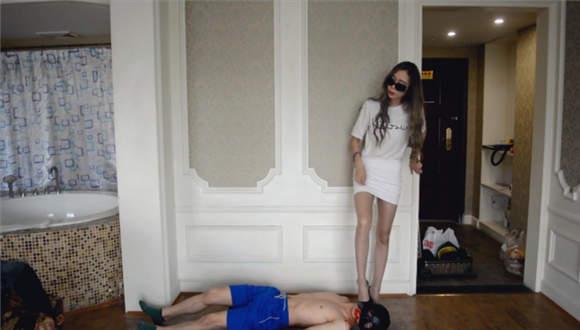 『奴隶岛』—萱萱T恤高跟鞋跺脸