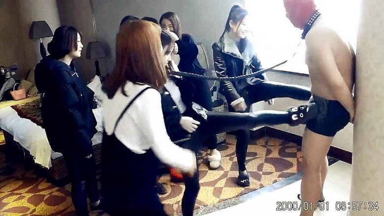 不良少女圈踢套头猥琐男