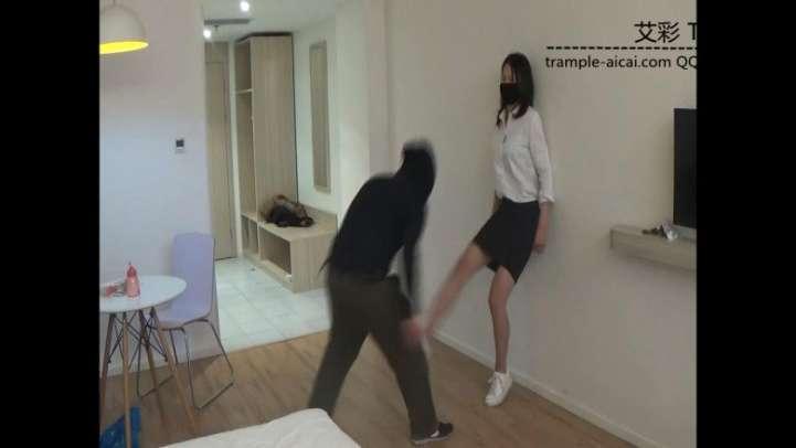 女秘书防狼演示. 女秘书防狼演示.