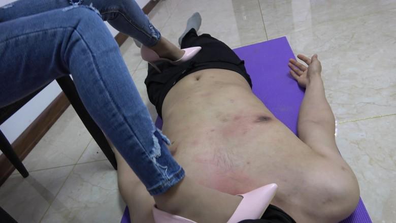 人体肉垫高跟虐乳