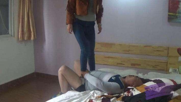 跆拳道美女人肉沙包 跆拳道美女人肉沙包