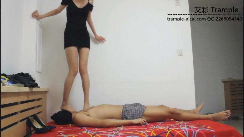 按摩院说服技师踩踏自己