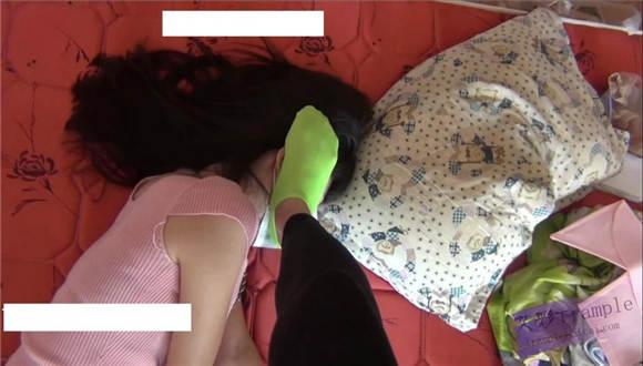 甜儿公主绿棉袜虐踩LULU肚子和脸蛋 G-NV-108