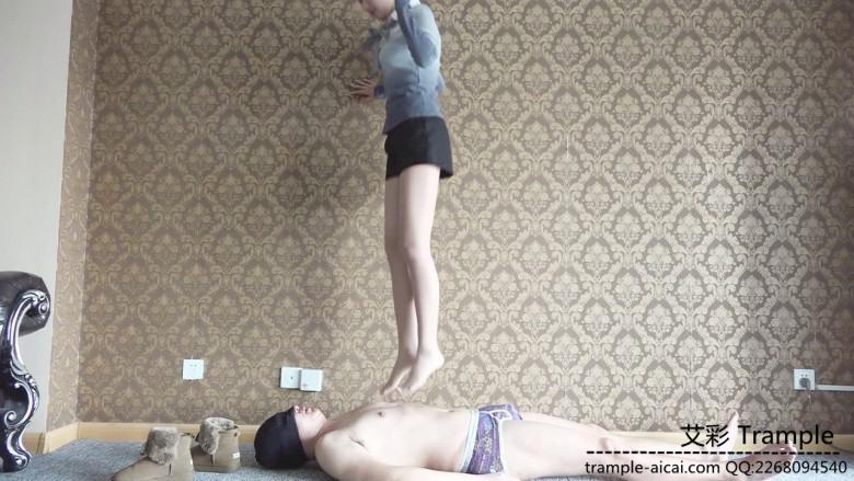 173小美眉肉丝脏底短靴