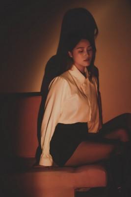 【黑丝诱惑】素女沐沐踩在奴身上换小白鞋 YC-220419-8