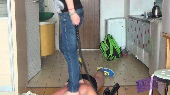 玲主皮鞭虐打踩踏