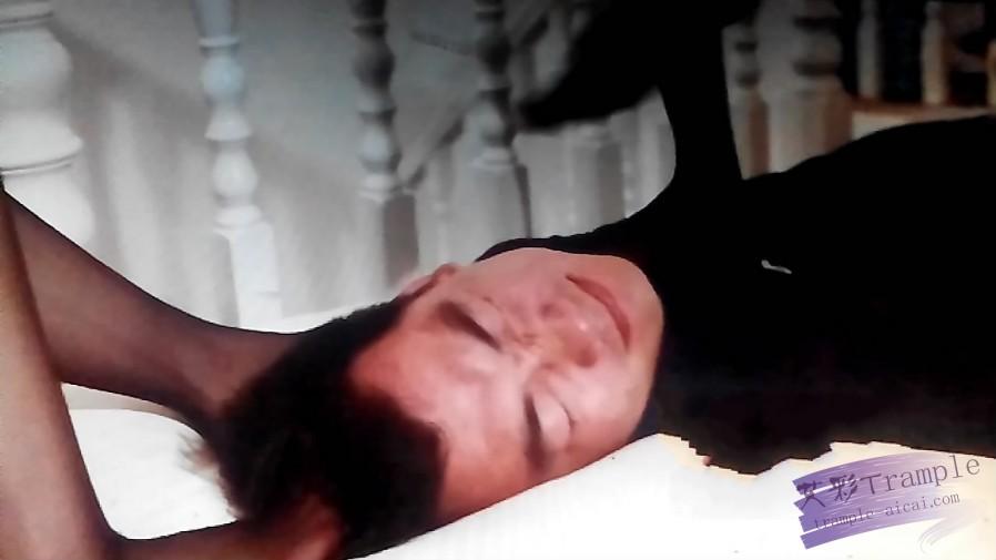 霸踩天下出品 碎花裙&百褶裙黑丝踩足球男