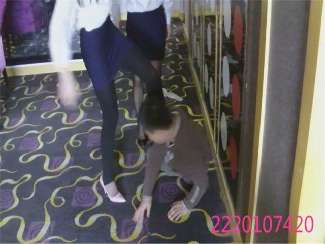 (情景剧)二女上司虐打应聘的后用高跟鞋踩死