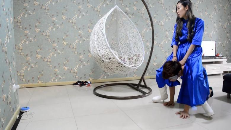 『奴隶岛』—靴下的威严