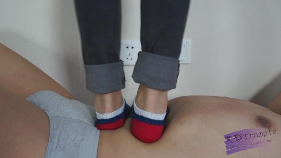 美女原味皮鞋+原味袜子踩踏,舔脏鞋子,闻臭袜子 美女原味皮鞋+原味袜子踩踏,舔脏鞋子,闻臭袜子