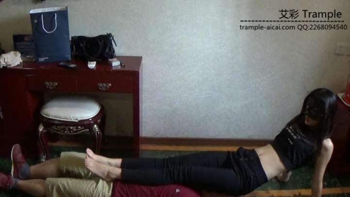 女主紧身裤骑乘玩脸