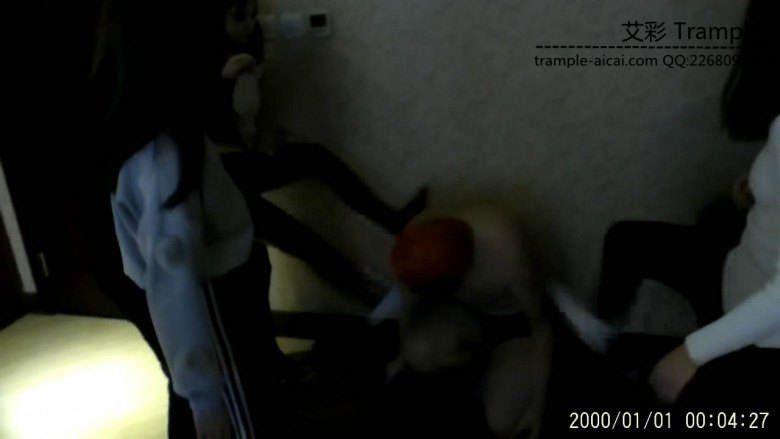 【七小主】众多女生臭脚围殴头套男