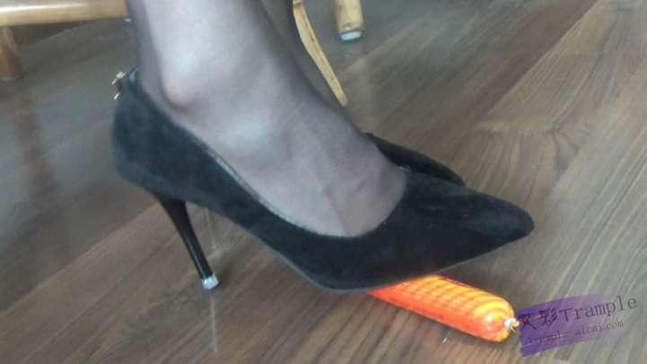 燕子女主模拟男根粉碎