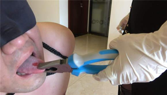 【冷柔】穿刺乳头残忍踩踏，狗嘴拔牙