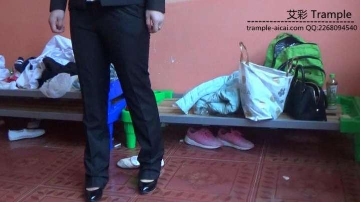 女主职业装高跟物体粉碎.