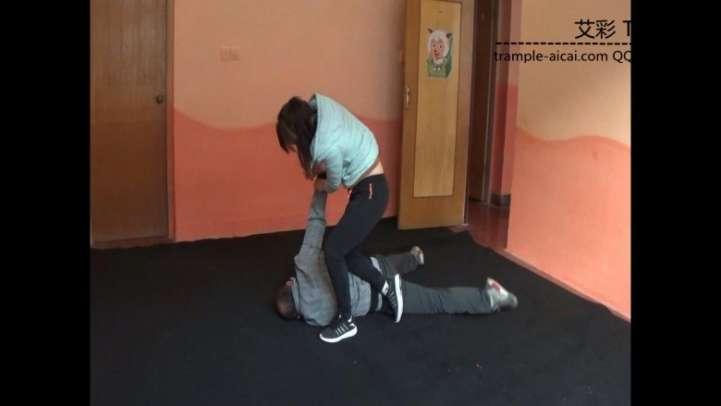 女子大生防狼术演练