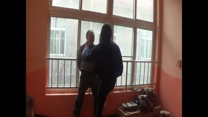 组织女打手吊打逃跑者