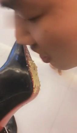 冷柔S-鞋底丝足喂食挑逗最贱狗