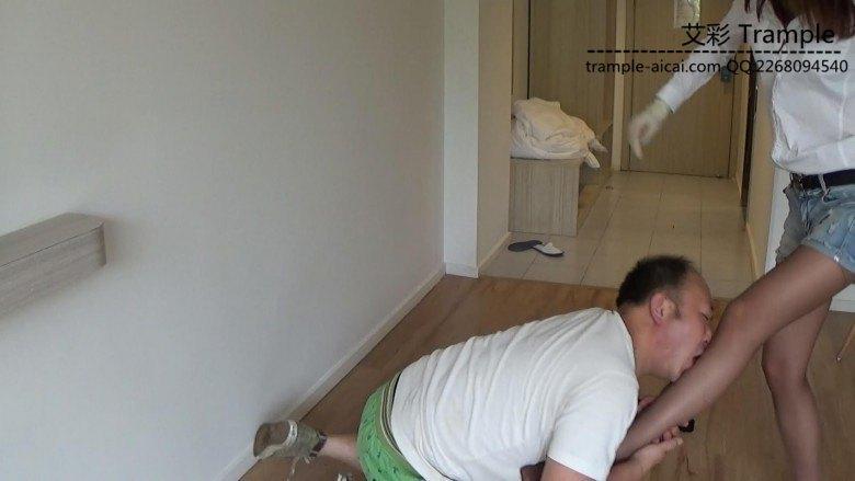 美女老师踩死坏学生