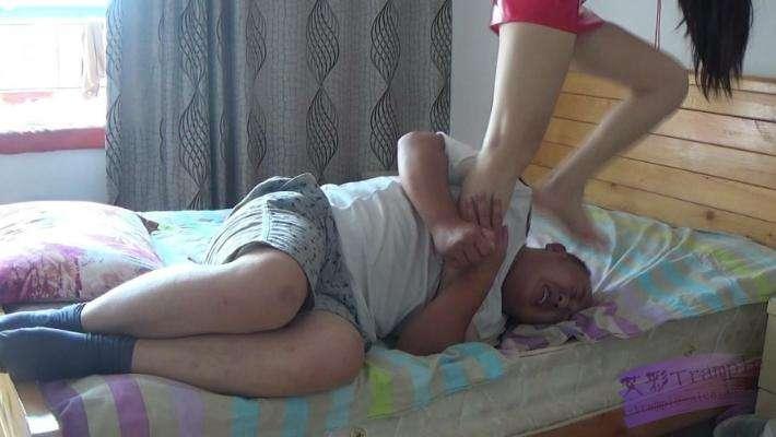 小薇美腿踩踏绞杀关节技坐脸