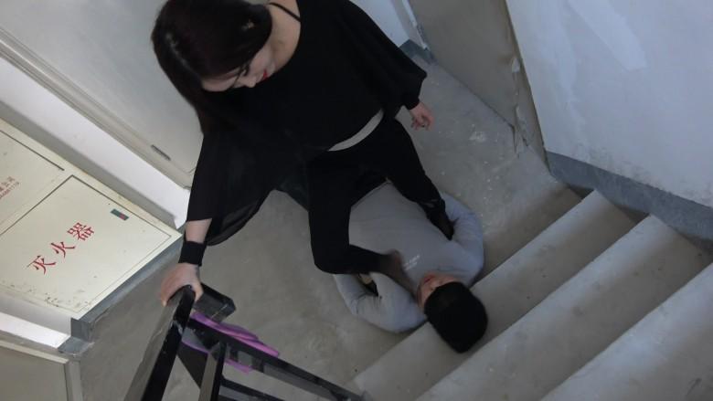 楼道狂扇两贱m耳光