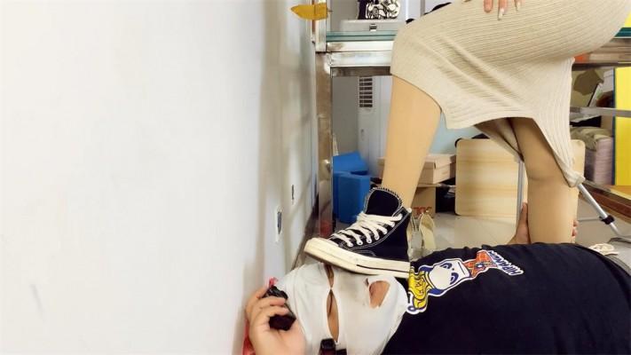 【婧児小主】晓G帆布鞋脏白袜踩头踩脖子 踩踹审讯最后裁断囚犯脖子! YC-220516-4 【婧児小主】晓G帆布鞋脏白袜踩头踩脖子 踩踹审讯最后裁断囚犯脖子! YC-220516-4