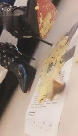 冷柔S-鞋底丝足喂食挑逗最贱狗