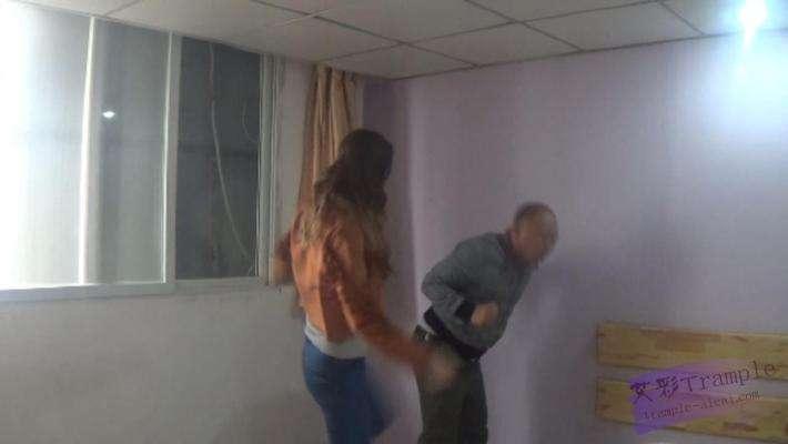 跆拳道美女人肉沙包 跆拳道美女人肉沙包