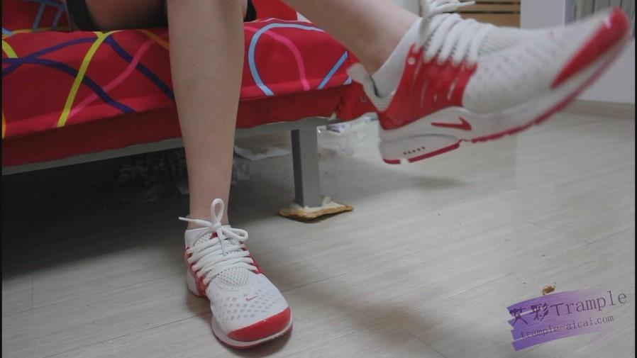 第一视角羞辱-贱货踩废你碾碎的狗爪子（面包片）