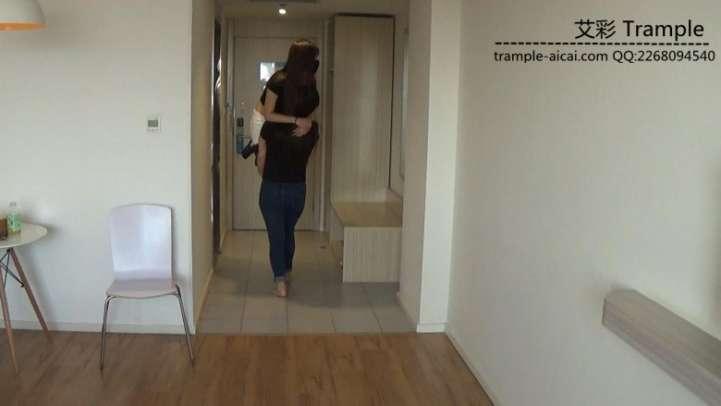 女女扛抱骑脖子