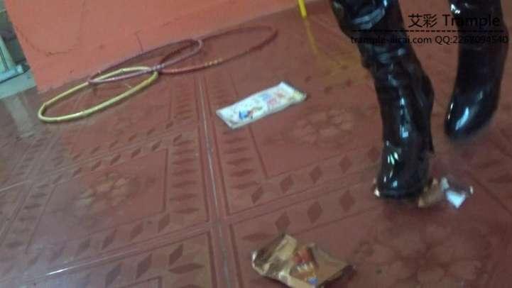 模特小沐漆皮靴物体粉碎 [