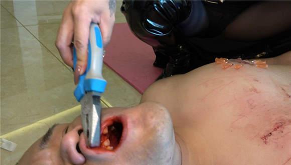 【冷柔】穿刺乳头残忍踩踏，狗嘴拔牙