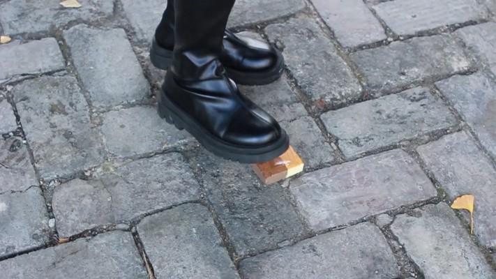 【黑丝诱惑】00后素人姣姣的室外黑丝诱惑长靴踩踏 YC-221110